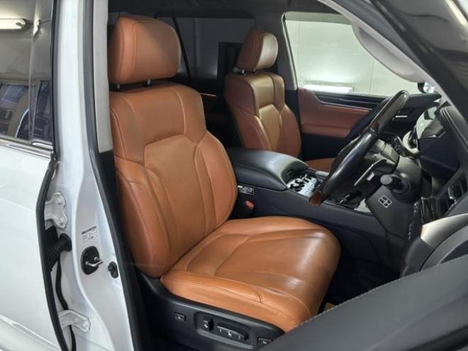レクサスＬＸ５７０　本州仕入　寒冷地仕様　禁煙車　リアエンターテイメント　ダブルエイトスポイラー＆マフラー　５連ＬＥＤデイライト　レクサスセーフティセンス　純正２１インチＡＷ　社外１８ＡＷ＋スタッドレスタイヤ付 4WD 5700 5Dr