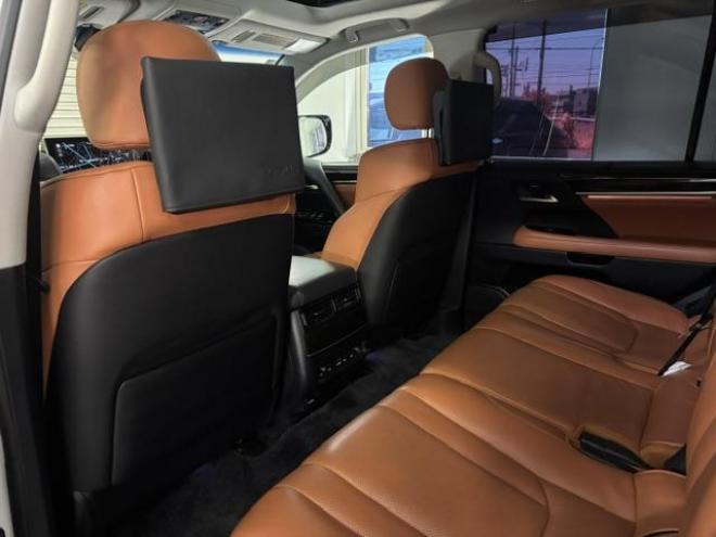 レクサスＬＸ５７０　本州仕入　寒冷地仕様　禁煙車　リアエンターテイメント　ダブルエイトスポイラー＆マフラー　５連ＬＥＤデイライト　レクサスセーフティセンス　純正２１インチＡＷ　社外１８ＡＷ＋スタッドレスタイヤ付 4WD 5700 5Dr