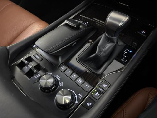 レクサスＬＸ５７０　本州仕入　寒冷地仕様　禁煙車　リアエンターテイメント　ダブルエイトスポイラー＆マフラー　５連ＬＥＤデイライト　レクサスセーフティセンス　純正２１インチＡＷ　社外１８ＡＷ＋スタッドレスタイヤ付 4WD 5700 5Dr