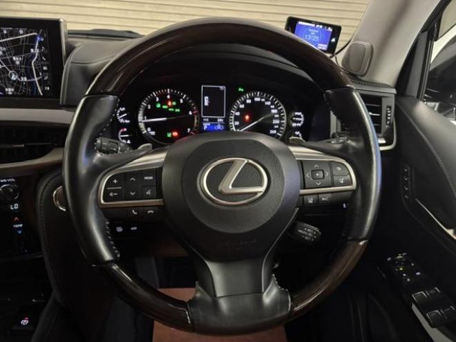 レクサスＬＸ５７０　本州仕入　寒冷地仕様　禁煙車　リアエンターテイメント　ダブルエイトスポイラー＆マフラー　５連ＬＥＤデイライト　レクサスセーフティセンス　純正２１インチＡＷ　社外１８ＡＷ＋スタッドレスタイヤ付 4WD 5700 5Dr