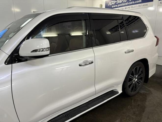 レクサスＬＸ５７０　本州仕入　寒冷地仕様　禁煙車　リアエンターテイメント　ダブルエイトスポイラー＆マフラー　５連ＬＥＤデイライト　レクサスセーフティセンス　純正２１インチＡＷ　社外１８ＡＷ＋スタッドレスタイヤ付 4WD 5700 5Dr