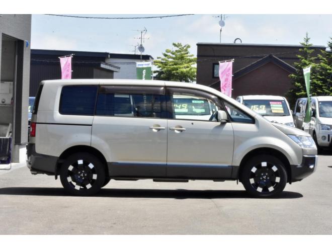 デリカD:5　Gプレミアム　４ＷＤ　本州仕入　新車外し１８インチホイール　ロックフォードサウンド　パワーバックドア　純正ナビ／フリップダウンモニター