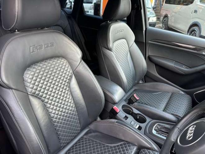 アウディRS Q3 2.5 4WD　ナビTV　バックカメラ　電動シート　パワステ　パワーウィンドウ　シートヒーター　エアコン　ETC　キーレスエントリー　アルミホイール　横滑り防止装置 正規輸入車 2500