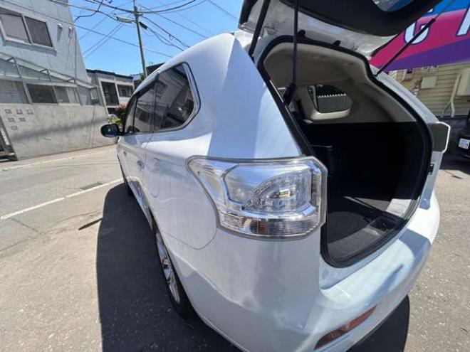 アウトランダーPHEV2.0 G ナビパッケージ 4WD　ETC　ナビ　バックモニター 2000