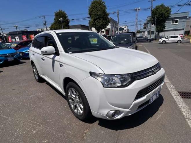 アウトランダーPHEV2.0 G ナビパッケージ 4WD　ETC　ナビ　バックモニター 2000