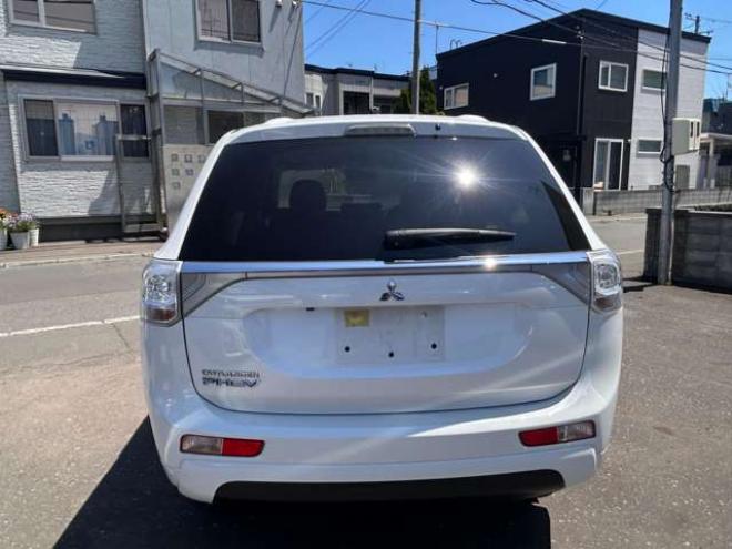 アウトランダーPHEV2.0 G ナビパッケージ 4WD　ETC　ナビ　バックモニター 2000