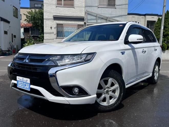 アウトランダーPHEV2.0 G ナビパッケージ 4WD　純正ナビ　フルセグTV　Bluetooth　パワーバックドア　衝突軽減ブレーキ　レーンキープアシスト　ビルトインETC　AC100V　横滑り防止装置　バックモニター　アラウンドビューモニター　純正アルミホイール夏 2000