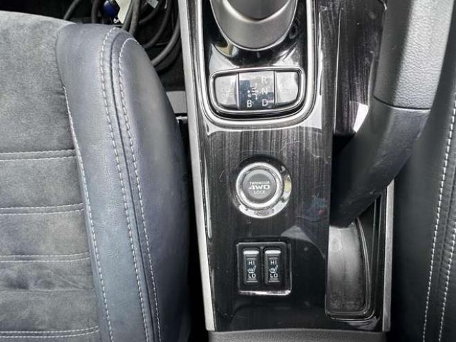 アウトランダーPHEV2.0 G ナビパッケージ 4WD　純正ナビ　フルセグTV　Bluetooth　パワーバックドア　衝突軽減ブレーキ　レーンキープアシスト　ビルトインETC　AC100V　横滑り防止装置　バックモニター　アラウンドビューモニター　純正アルミホイール夏 2000