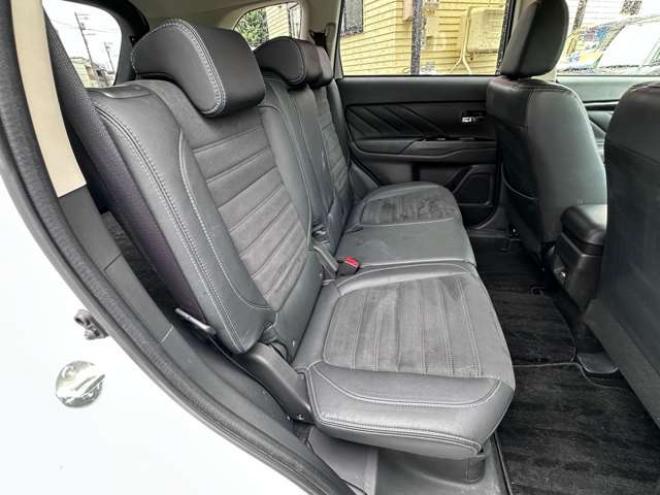 アウトランダーPHEV2.0 G ナビパッケージ 4WD　純正ナビ　フルセグTV　Bluetooth　パワーバックドア　衝突軽減ブレーキ　レーンキープアシスト　ビルトインETC　AC100V　横滑り防止装置　バックモニター　アラウンドビューモニター　純正アルミホイール夏 2000
