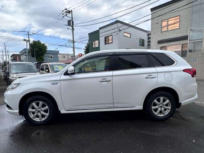 アウトランダーPHEV2.0 G ナビパッケージ 4WD　純正ナビ　フルセグTV　Bluetooth　パワーバックドア　衝突軽減ブレーキ　レーンキープアシスト　ビルトインETC　AC100V　横滑り防止装置　バックモニター　アラウンドビューモニター　純正アルミホイール夏 2000