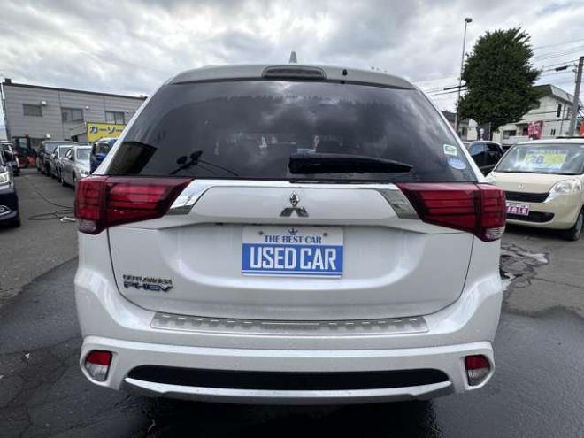 アウトランダーPHEV2.0 G ナビパッケージ 4WD　純正ナビ　フルセグTV　Bluetooth　パワーバックドア　衝突軽減ブレーキ　レーンキープアシスト　ビルトインETC　AC100V　横滑り防止装置　バックモニター　アラウンドビューモニター　純正アルミホイール夏 2000