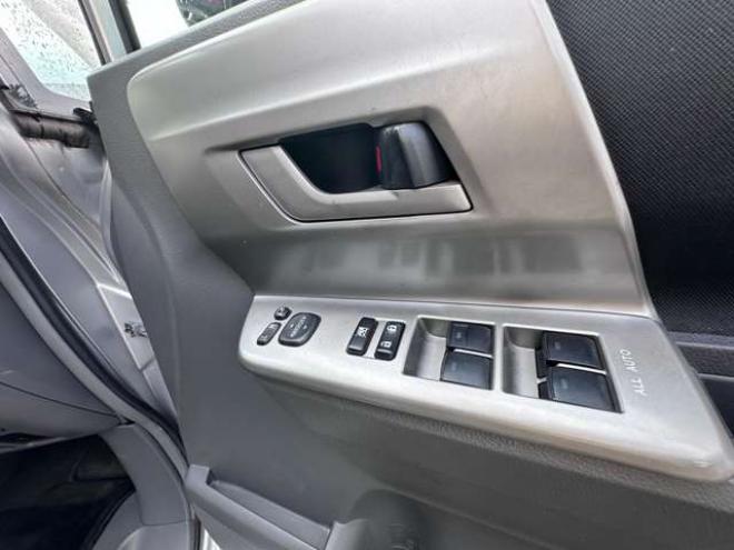 ノア2.0 Si 4WD　ナビ　地デジ　プッシュスタート　リアモニター　　パドルシフト　社外アルミホイール夏　バックモニター　インテリキー 2000