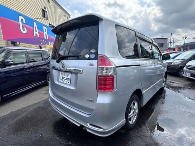 ノア2.0 Si 4WD　ナビ　地デジ　プッシュスタート　リアモニター　　パドルシフト　社外アルミホイール夏　バックモニター　インテリキー 2000