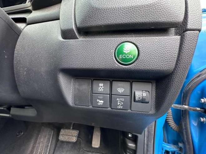 フィット1.5 ハイブリッド Fパッケージ 4WD　Gathersナビ　Bluetoothオーディオ　ワンセグTV　横滑り防止装置　12V180W　インテリジェントキー　バックモニター　スチールホイール冬 1500