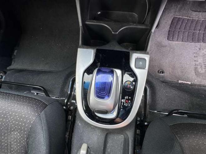 フィット1.5 ハイブリッド Fパッケージ 4WD　Gathersナビ　Bluetoothオーディオ　ワンセグTV　横滑り防止装置　12V180W　インテリジェントキー　バックモニター　スチールホイール冬 1500
