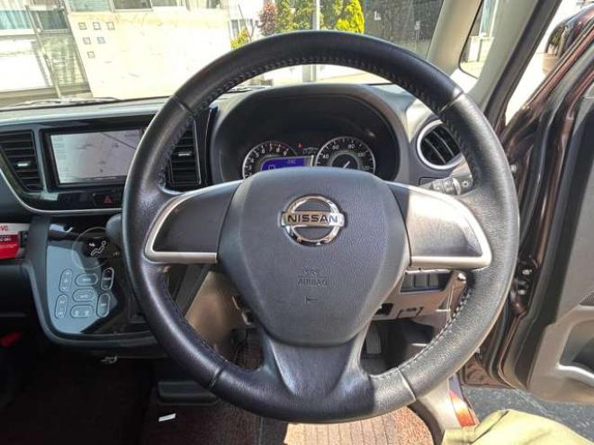 デイズルークスハイウェイスターX 4WD　SDナビ　エンジンスターター　ドラレコ　アイドリングストップ　　運転席シートヒーター　純正アルミホイール夏　アラウンドビューモニター　バックモニター 660