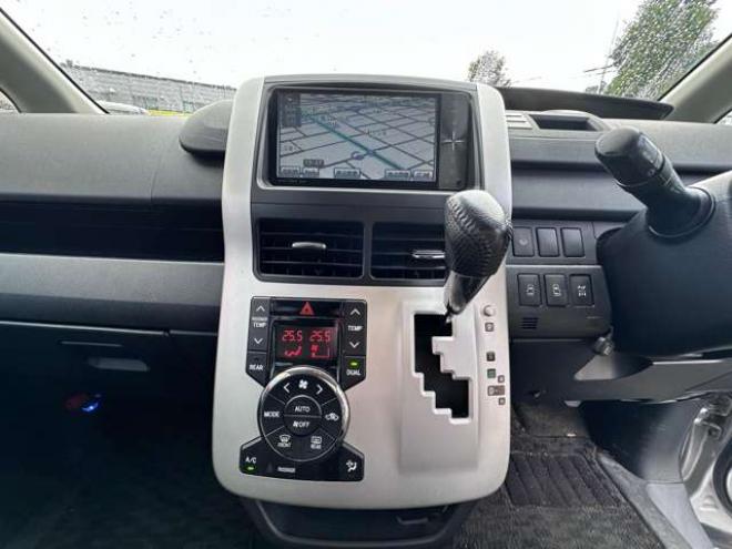 ヴォクシー2.0 ZS 4WD　両側パワースライドドア　純正ナビ　地デジ　HID　スマートキー　プッシュスタート　純正アルミホイール夏　バックカメラ 2000