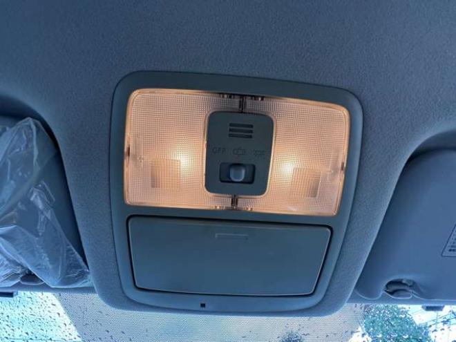 ヴォクシー2.0 ZS 4WD　両側パワースライドドア　純正ナビ　地デジ　HID　スマートキー　プッシュスタート　純正アルミホイール夏　バックカメラ 2000