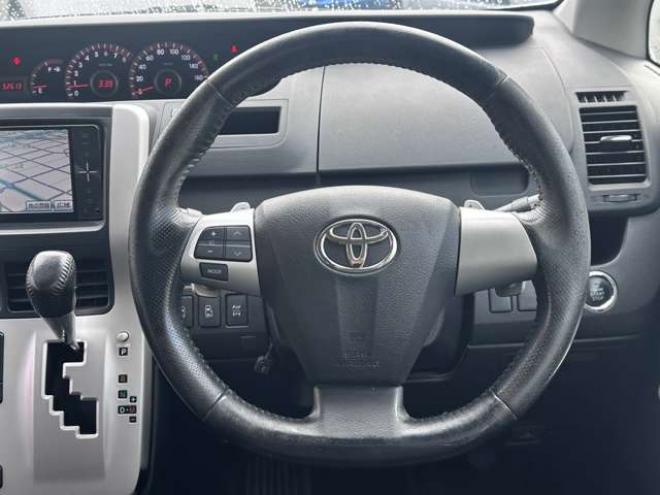 ヴォクシー2.0 ZS 4WD　両側パワースライドドア　純正ナビ　地デジ　HID　スマートキー　プッシュスタート　純正アルミホイール夏　バックカメラ 2000