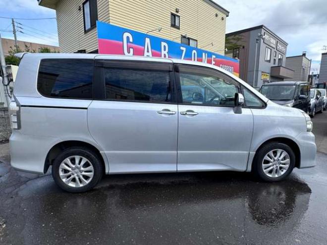 ヴォクシー2.0 ZS 4WD　両側パワースライドドア　純正ナビ　地デジ　HID　スマートキー　プッシュスタート　純正アルミホイール夏　バックカメラ 2000