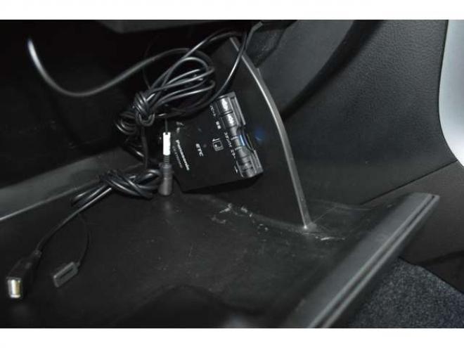 エスクード2.4 XG 4WD　ワンオーナー車5速マニュアル4WD横滑り防止装置クルーズコントロール純正ナビTVバックカメラETCディスチャージヘッドライトシートヒーター純正17インチアルミドライブレコーダー 2400