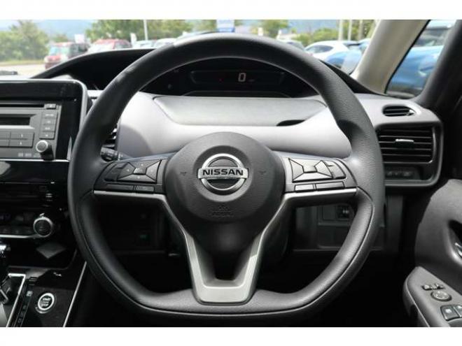 セレナ2.0 B 4WD　純正CDプレイヤー アラウンドビューモニター　前側純正ドラレコ　サイドビューモニター　エマージェンシーブレーキ　車線逸脱警報　ミラーヒーター 2000