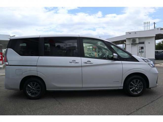 セレナ2.0 B 4WD　純正CDプレイヤー アラウンドビューモニター　前側純正ドラレコ　サイドビューモニター　エマージェンシーブレーキ　車線逸脱警報　ミラーヒーター 2000