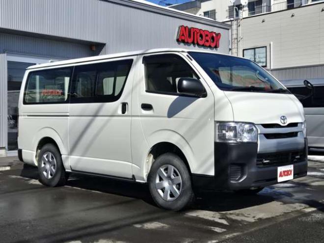 レジアスエース3.0 DX ロングボディ ディーゼルターボ 4WD　寒冷地仕様　キーレス リアヒーター　マルチユースシートバックコンソール　フロントアンダーミラー　電動格納ミラー　パワーヒート　デイライト　純正オーディオ　FM/AM　AUX　バックカメラ　ターボ 3000