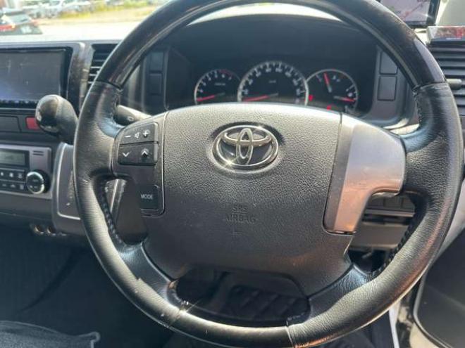 ハイエースバン2.7 スーパーGL ダークプライム ワイド ミドルルーフ ロングボディ 4WD　Pスタート スマートキー 両側スライドドア　OPLEDヘッドライト Fフォグ ハーフレザーシート 100V ベンチシート　ベッドキット リアクーラー ヒーター ステアリングスイッチ ディスプレイオーディオ　Bluetooth 2700