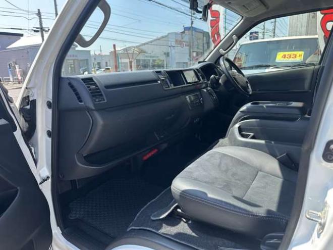 ハイエースバン2.7 スーパーGL ダークプライム ワイド ミドルルーフ ロングボディ 4WD　Pスタート スマートキー 両側スライドドア　OPLEDヘッドライト Fフォグ ハーフレザーシート 100V ベンチシート　ベッドキット リアクーラー ヒーター ステアリングスイッチ ディスプレイオーディオ　Bluetooth 2700