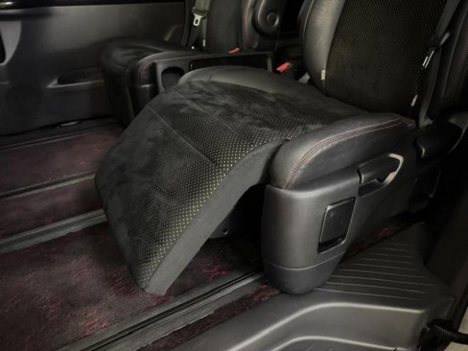 ヴェルファイア２．４Ｚ　ゴールデンアイズⅡ　寒冷地仕様　禁煙車　純正リアフリップダウンモニター　純正ブラックハーフレザーシート　社外１９インチＡＷ　社外１６ＡＷ＋スタッドレスタイヤ　両側パワースライドドア　パワーバックドア　クルーズコントロール 4WD 2400 5Dr