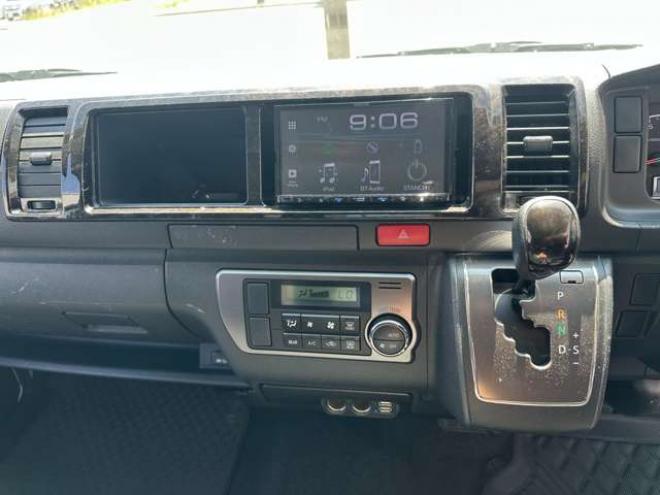 ハイエースバン2.7 スーパーGL ダークプライム ワイド ミドルルーフ ロングボディ 4WD　Pスタート スマートキー 両側スライドドア　LEDヘッドライト Fフォグ ハーフレザーシート 100V ベンチシート　ベッドキット リアクーラー ヒーター ステアリングスイッチ ディスプレイオーディオ　Bluetooth 2700