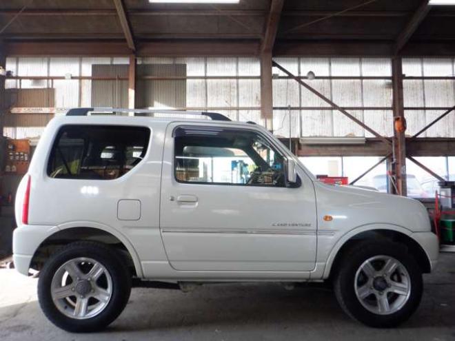 ジムニーランドベンチャー 4WD　本州仕入　5速MT　4WD　SDナビ　フルセグTV　シートヒーター　ルーフレール　ライトレベライザー　フォグランプ　ドアバイザー　キーレスキー 660