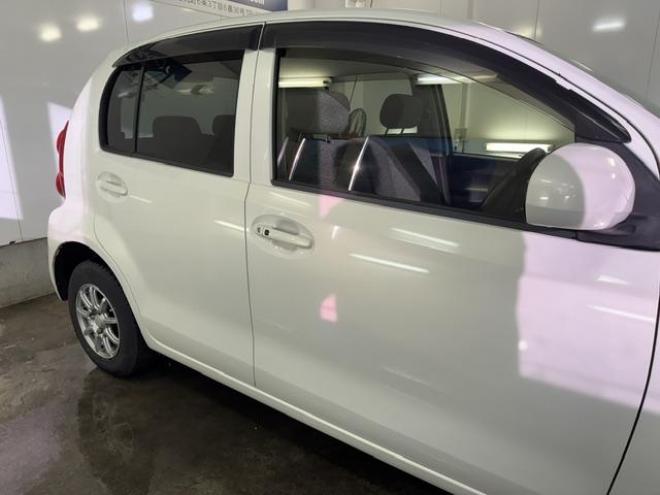 パッソ１．０Ｘ　クツロギ　禁煙車　寒冷地仕様　ベンチシート　スマートキー　ＫＥＮＷＯＯＤドライブレコーダー　社外１４インチＡＷ　社外１３ＡＷ＋スタッドレスタイヤ付　フロントガラス熱線　純正ドアバイザー　タイミングチェーン車 4WD 1000 5Dr