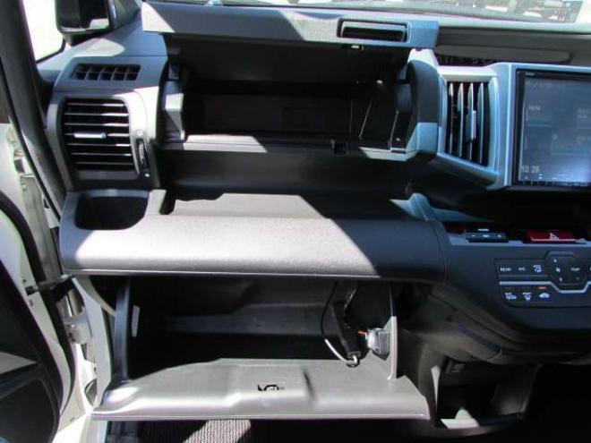 ステップワゴン2.0 スパーダ Z 4WD　純正オプション9インチナビ/フルセグTV/バックカメラ/両側パワースライドドア/アイドリングストップ/クルーズコントロール/純正フリップダウンモニター/パドルシフト/ETC/ドライブレコーダー 2000