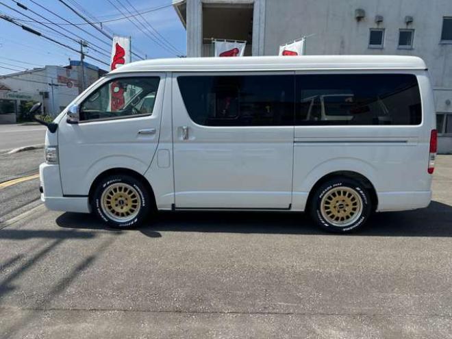ハイエースバン2.7 スーパーGL ダークプライム ワイド ミドルルーフ ロングボディ 4WD　Pスタート スマートキー 両側スライドドア　LEDヘッドライト Fフォグ ハーフレザーシート 100V ベンチシート　ベッドキット リアクーラー ヒーター ステアリングスイッチ ディスプレイオーディオ　Bluetooth 2700