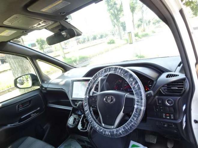 ヴォクシー2.0 ZS 4WD　本州車　保証1年/走行距離無制限　4WD　後期　セーフティセンス　純正10インチナビ　フリップダウンモニター　両側パワースライドドア　　地デジ　バックカメラ　LEDヘッドライト　AUTOHIビーム　スマートキー 2000
