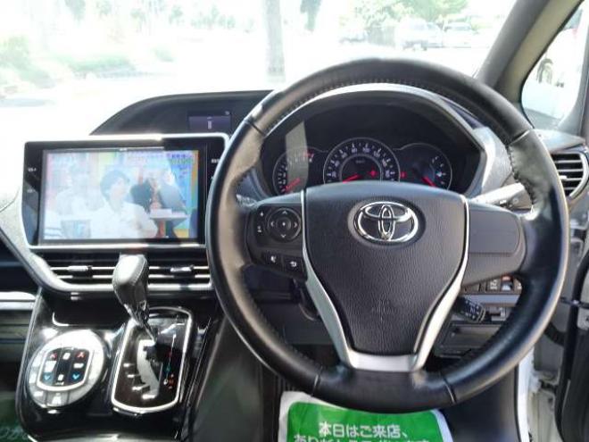 ヴォクシー2.0 ZS 4WD　本州車　保証1年/走行距離無制限　4WD　後期　セーフティセンス　純正10インチナビ　フリップダウンモニター　両側パワースライドドア　　地デジ　バックカメラ　LEDヘッドライト　AUTOHIビーム　スマートキー 2000