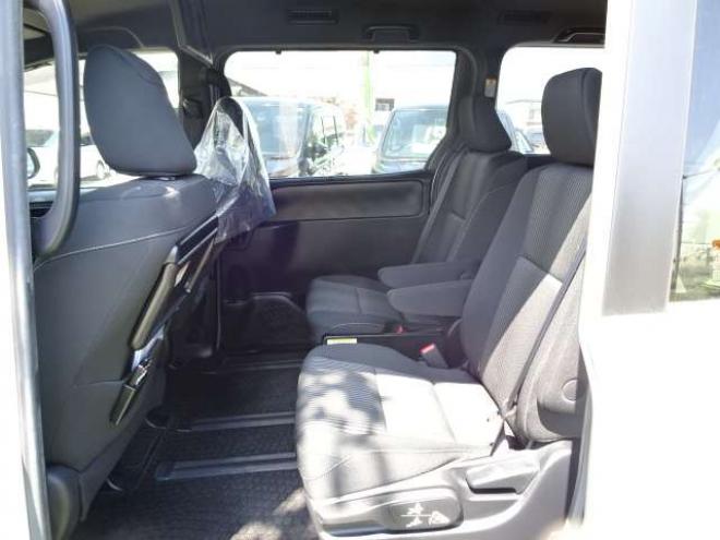 ヴォクシー2.0 ZS 4WD　本州車　保証1年/走行距離無制限　4WD　後期　セーフティセンス　純正10インチナビ　フリップダウンモニター　両側パワースライドドア　　地デジ　バックカメラ　LEDヘッドライト　AUTOHIビーム　スマートキー 2000