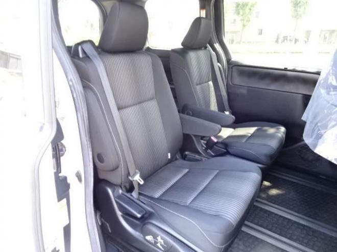 ヴォクシー2.0 ZS 4WD　本州車　保証1年/走行距離無制限　4WD　後期　セーフティセンス　純正10インチナビ　フリップダウンモニター　両側パワースライドドア　　地デジ　バックカメラ　LEDヘッドライト　AUTOHIビーム　スマートキー 2000