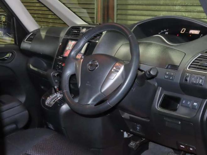セレナ2.0 ハイウェイスター Vセレクション 4WD　4WDTVナビBカメETC 2000