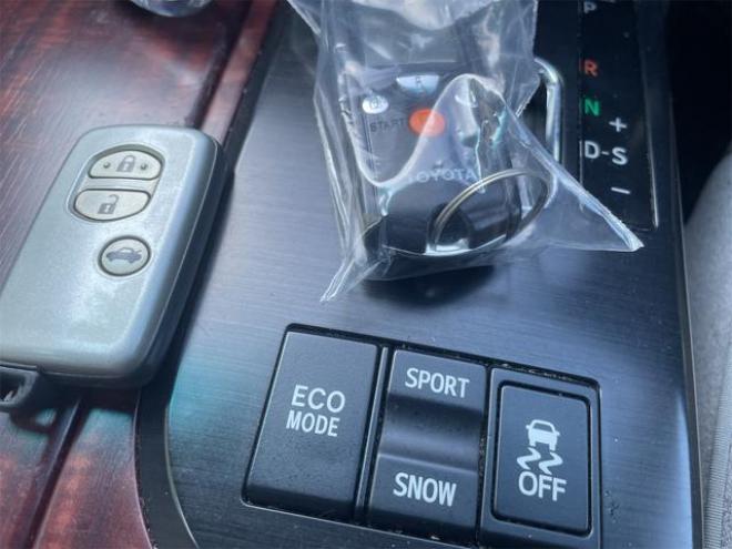 クラウンロイヤルサルーンｉ－Ｆｏｕｒ ４ＷＤ オートクルーズコントロール アルミホイール ＨＩＤ ＡＴ スマートキー 電動格納ミラー 盗難防止システム パワーシート 衝突安全ボディ ＡＢＳ ＥＳＣ エアコン パワーステアリング（北海道） 4WD 2500 4Dr