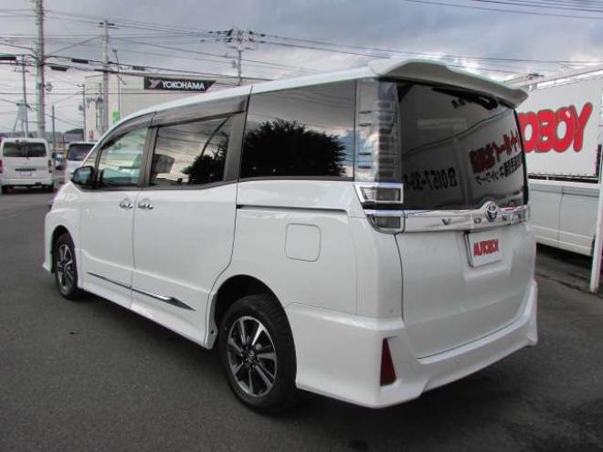 ヴォクシー2.0 ZS 煌II 4WD　純正9インチナビ/フルセグTV/バックカメラ/ビルトインETC/フリップダウンモニター/衝突軽減ブレーキ/LEDヘッドライト・フォグ/スマートキー一体式エンジンスターター/クルーズコントロール/両側パワースライドドア 2000
