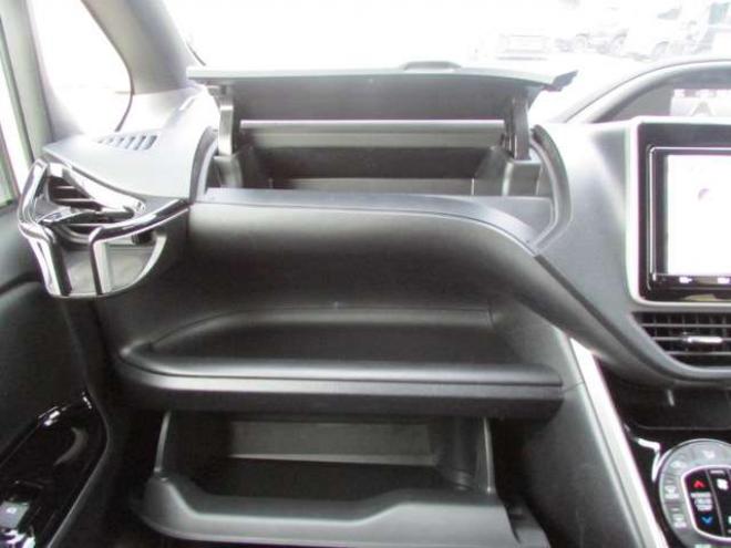 ヴォクシー2.0 ZS 煌II 4WD　純正9インチナビ/フルセグTV/バックカメラ/ビルトインETC/フリップダウンモニター/衝突軽減ブレーキ/LEDヘッドライト・フォグ/スマートキー一体式エンジンスターター/クルーズコントロール/両側パワースライドドア 2000
