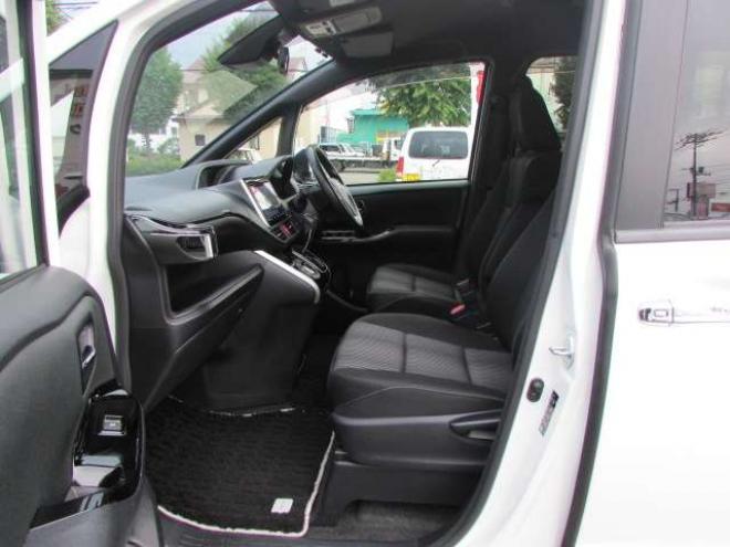 ヴォクシー2.0 ZS 煌II 4WD　純正9インチナビ/フルセグTV/バックカメラ/ビルトインETC/フリップダウンモニター/衝突軽減ブレーキ/LEDヘッドライト・フォグ/スマートキー一体式エンジンスターター/クルーズコントロール/両側パワースライドドア 2000