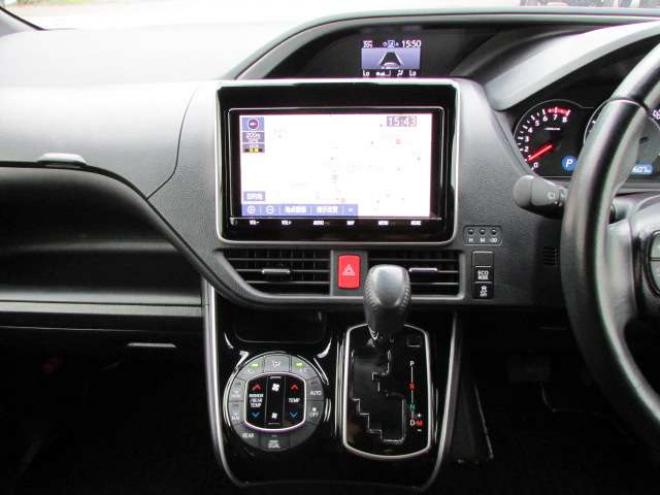 ヴォクシー2.0 ZS 煌II 4WD　純正9インチナビ/フルセグTV/バックカメラ/ビルトインETC/フリップダウンモニター/衝突軽減ブレーキ/LEDヘッドライト・フォグ/スマートキー一体式エンジンスターター/クルーズコントロール/両側パワースライドドア 2000