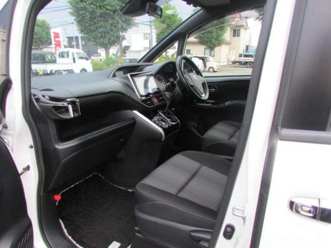 ヴォクシー2.0 ZS 煌II 4WD　純正9インチナビ/フルセグTV/バックカメラ/ビルトインETC/フリップダウンモニター/衝突軽減ブレーキ/LEDヘッドライト・フォグ/スマートキー一体式エンジンスターター/クルーズコントロール/両側パワースライドドア 2000