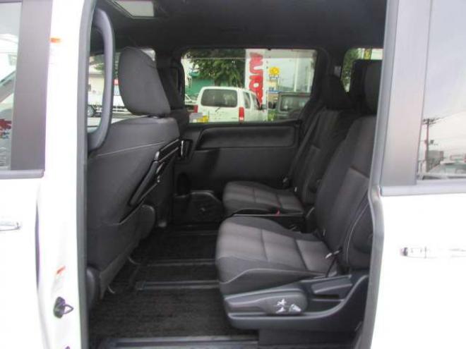 ヴォクシー2.0 ZS 煌II 4WD　純正9インチナビ/フルセグTV/バックカメラ/ビルトインETC/フリップダウンモニター/衝突軽減ブレーキ/LEDヘッドライト・フォグ/スマートキー一体式エンジンスターター/クルーズコントロール/両側パワースライドドア 2000