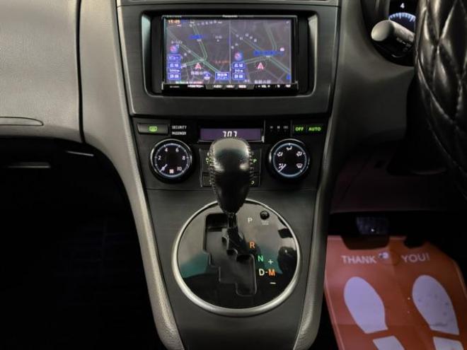 マークXジオ２４０エアリエル　本州仕入　禁煙車　ストラーダナビ　フルセグ地デジ　ＤＶＤ再生　バックカメラ　フロント＆リアスポイラー　社外１７インチＡＷ　社外１６ＡＷ＋スタッドレスタイヤ付　ＨＩＤヘッドライト　横滑り防止装置　ＥＴＣ 4WD 2400 5Dr