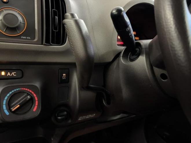 パッソ１．０Ｘ　禁煙車　寒冷地仕様　ベンチシート　エンジンスターター　社外１３インチＡＷ　社外１３ＡＷ＋スタッドレスタイヤ付　フロントガラス熱線　キーレスキー　純正ドアバイザー　タイミングチェーン車　電動格納ミラー 4WD 1000 5Dr
